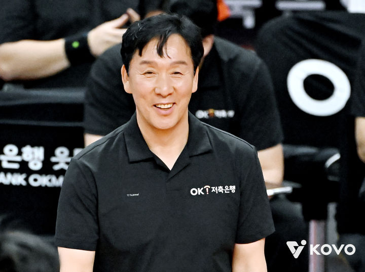[서울=뉴시스]OK저축은행 신영철 감독, 사령탑 300승 달성. (사진=KOVO 제공)