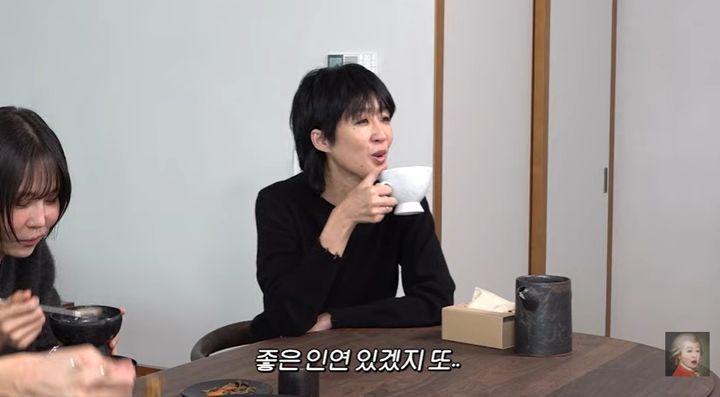 [서울=뉴시스] 27일 유튜브 채널 '공부왕찐천재 홍진경'에는 김나영, 마이큐 부부를 집으로 초대한 홍진경의 일상이 공개됐다. (사진=유튜브 채널 '공부왕찐천재 홍진경' 화면 캡처) 2025.11.27. photo@newsis.com&nbsp; *재판매 및 DB 금지