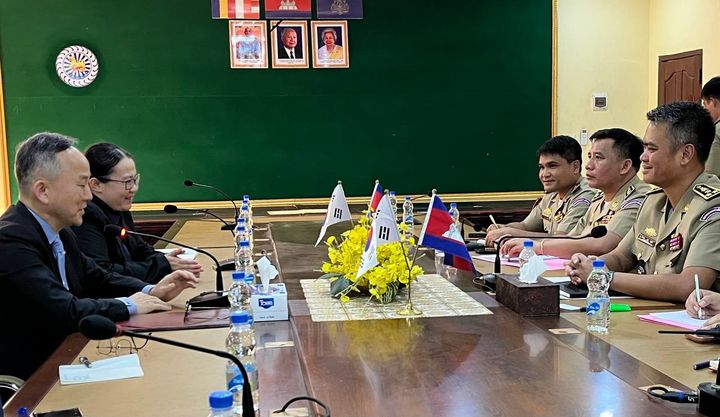 [서울=뉴시스]박일 정부대표, 캄보디아 내 온라인 스캠 범죄 주요 발생지역 '시하누크빌' 방문. (사진=외교부 제공) 2025.11.27 *재판매 및 DB 금지