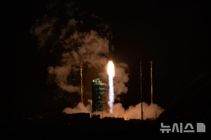 [여수=뉴시스] 황준선 기자 = 한국형 발사체 누리호가 27일 새벽 전남 고흥군 나로우주센터에서 발사되고 있다. 민간 기업인 한화에어로스페이스가 기술 이전을 통해 발사체 제작 전 과정을 주관한 누리호 4호기는 오로라·대기광 관측과 우주 자기장·플라스마 측정 등을 위한 위성 13기가 탑재됐다. 2025.11.27. hwang@newsis.com