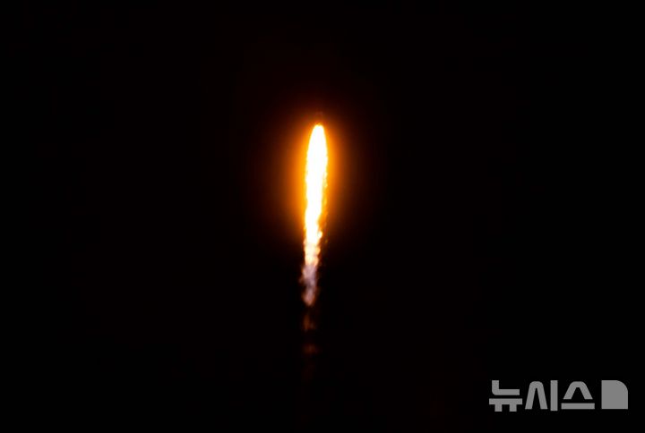 [여수=뉴시스] 황준선 기자 = 한국형 발사체 누리호가 27일 새벽 전남 고흥군 나로우주센터에서 발사되고 있다. 민간 기업인 한화에어로스페이스가 기술 이전을 통해 발사체 제작 전 과정을 주관한 누리호 4호기는 오로라·대기광 관측과 우주 자기장·플라스마 측정 등을 위한 위성 13기가 탑재됐다. 2025.11.27. hwang@newsis.com