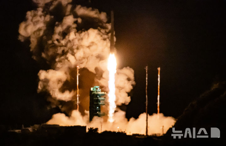 [여수=뉴시스] 황준선 기자 = 한국형 발사체 누리호가 27일 새벽 전남 고흥군 나로우주센터에서 발사되고 있다. 민간 기업인 한화에어로스페이스가 기술 이전을 통해 발사체 제작 전 과정을 주관한 누리호 4호기는 오로라·대기광 관측과 우주 자기장·플라스마 측정 등을 위한 위성 13기가 탑재됐다. 2025.11.27. hwang@newsis.com