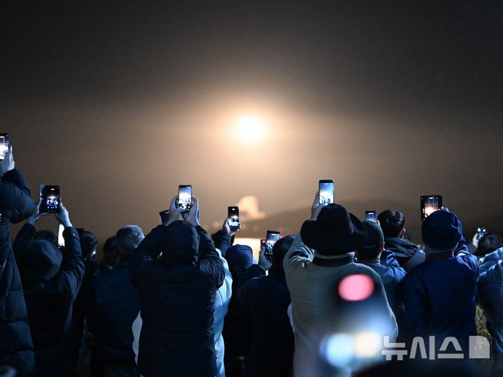[고흥=뉴시스] 이현행 기자 = 27일 오전 전남 고흥군 우주발사전망대에서 시민들이 누리호 4차 발사 장면을 바라보고 있다. 2025.11.27. lhh@newsis.com