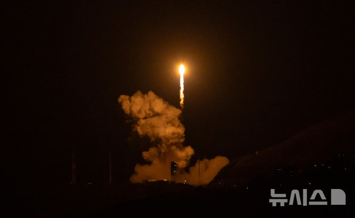 [여수=뉴시스] 황준선 기자 = 한국형 발사체 누리호가 27일 새벽 전남 고흥군 나로우주센터에서 발사되고 있다. 민간 기업인 한화에어로스페이스가 기술 이전을 통해 발사체 제작 전 과정을 주관한 누리호 4호기는 오로라·대기광 관측과 우주 자기장·플라스마 측정 등을 위한 위성 13기가 탑재됐다. 2025.11.27. hwang@newsis.com