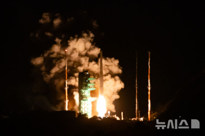 [여수=뉴시스] 황준선 기자 = 한국형 발사체 누리호가 27일 새벽 전남 고흥군 나로우주센터에서 발사되고 있다. 민간 기업인 한화에어로스페이스가 기술 이전을 통해 발사체 제작 전 과정을 주관한 누리호 4호기는 오로라·대기광 관측과 우주 자기장·플라스마 측정 등을 위한 위성 13기가 탑재됐다. 2025.11.27. hwang@newsis.com
