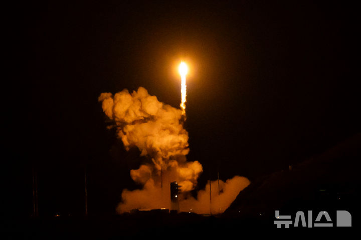 [여수=뉴시스] 황준선 기자 = 한국형 발사체 누리호가 27일 새벽 전남 고흥군 나로우주센터에서 발사되고 있다. 민간 기업인 한화에어로스페이스가 기술 이전을 통해 발사체 제작 전 과정을 주관한 누리호 4호기는 오로라·대기광 관측과 우주 자기장·플라스마 측정 등을 위한 위성 13기가 탑재됐다. 2025.11.27. hwang@newsis.com