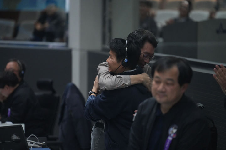 [서울=뉴시스] 황준선 기자 = 27일 새벽 전남 고흥군 나로우주센터에서 직원들이 한국형 발사체 누리호가 성공적으로 발사되자 기뻐하고 있다. 민간 기업인 한화에어로스페이스가 기술 이전을 통해 발사체 제작 전 과정을 주관한 누리호 4호기는 오로라·대기광 관측과 우주 자기장·플라스마 측정 등을 위한 위성 13기가 탑재됐다. (사진=항공우주연구원 제공) 2025.11.27. photo@newsis.com *재판매 및 DB 금지