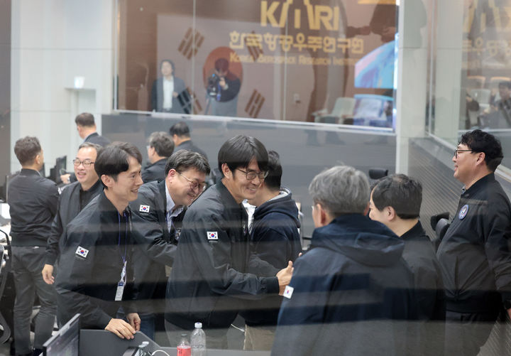 [서울=뉴시스] 황준선 기자 = 27일 새벽 전남 고흥군 나로우주센터에서 직원들이 한국형 발사체 누리호가 성공적으로 발사되자 기뻐하고 있다. 민간 기업인 한화에어로스페이스가 기술 이전을 통해 발사체 제작 전 과정을 주관한 누리호 4호기는 오로라·대기광 관측과 우주 자기장·플라스마 측정 등을 위한 위성 13기가 탑재됐다. (사진=항공우주연구원 제공) 2025.11.27. photo@newsis.com *재판매 및 DB 금지