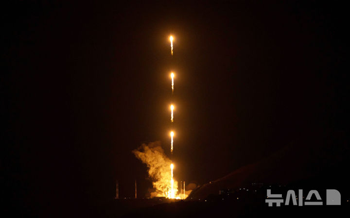 [여수=뉴시스] 황준선 기자 = 한국형 발사체 누리호가 27일 새벽 전남 고흥군 나로우주센터에서 발사되고 있다. 민간 기업인 한화에어로스페이스가 기술 이전을 통해 발사체 제작 전 과정을 주관한 누리호 4호기는 오로라·대기광 관측과 우주 자기장·플라스마 측정 등을 위한 위성 13기가 탑재됐다. (레이어 합성) 2025.11.27. hwang@newsis.com