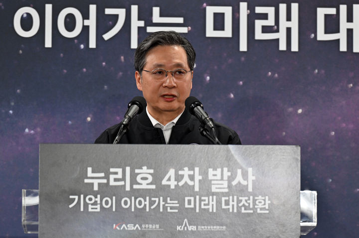 [서울=뉴시스] 황준선 기자 = 윤영빈 우주항공청장이 27일 새벽 전남 고흥군 나로우주센터에서 누리호 4차 발사 결과 브리핑을 하고 있다. (사진=항공우주연구원 제공) 2025.11.27. photo@newsis.com *재판매 및 DB 금지