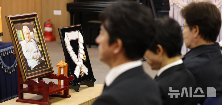 [서울=뉴시스] 김진아 기자 = 27일 오전 서울 송파구 아산병원 장례식장에서 원로 배우 고(故) 이순재의 영결식이 엄수되고 있다. (공동취재) 2025.11.27. photo@newsis.com