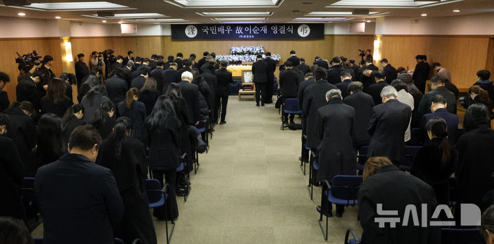 [서울=뉴시스] 김진아 기자 = 27일 오전 서울 송파구 아산병원 장례식장에서 원로 배우 고(故) 이순재의 영결식이 엄수되고 있다. (공동취재) 2025.11.27. photo@newsis.com