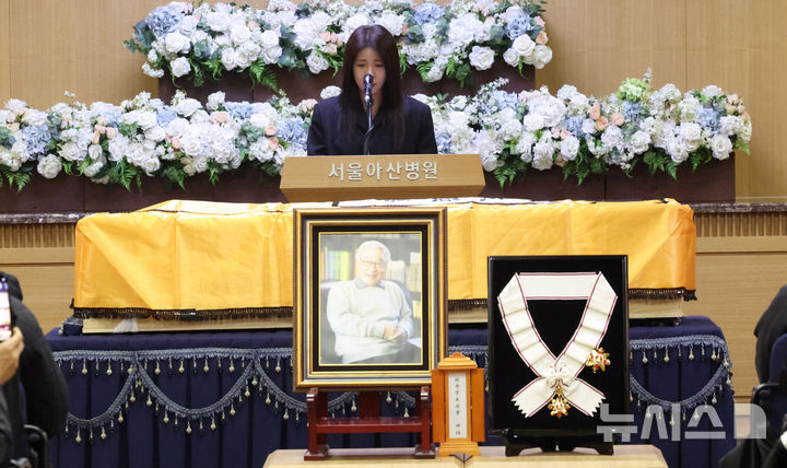 [서울=뉴시스] 김진아 기자 = 27일 오전 서울 송파구 아산병원 장례식장에서 엄수된 원로 배우 고(故) 이순재의 영결식에서 배우 하지원이 추도사하고 있다. (공동취재) 2025.11.27. photo@newsis.com