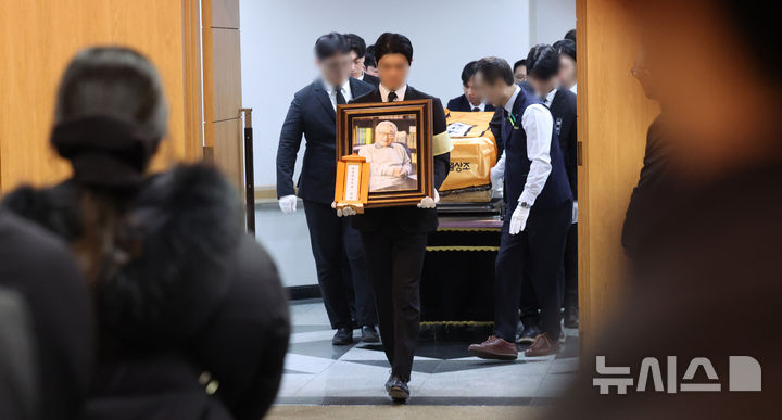 [서울=뉴시스] 김진아 기자 = 27일 오전 서울 송파구 아산병원 장례식장에서 원로 배우 고(故) 이순재의 영결식이 엄수되고 있다. (공동취재) 2025.11.27. photo@newsis.com