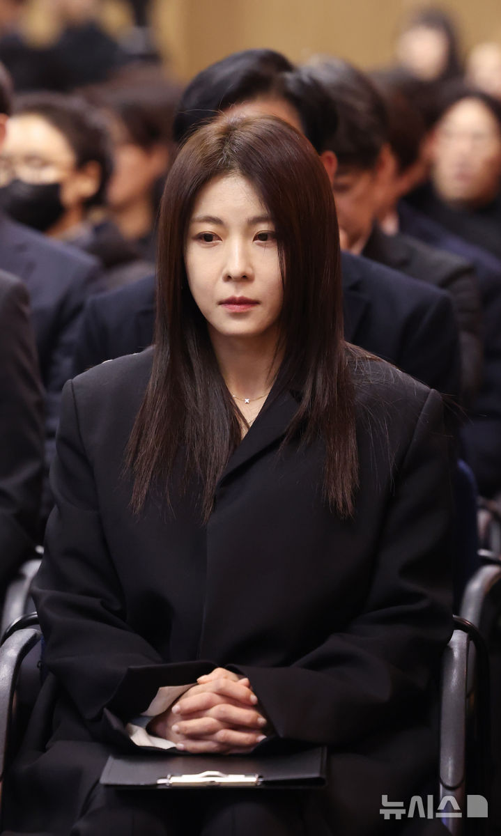 [서울=뉴시스] 김진아 기자 = 27일 오전 서울 송파구 아산병원 장례식장에서 엄수된 원로 배우 고(故) 이순재의 영결식에서 배우 하지원이 애도를 표하고 있다. (공동취재) 2025.11.27. photo@newsis.com