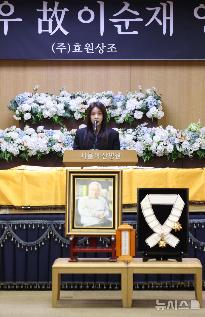 [서울=뉴시스] 김진아 기자 = 27일 오전 서울 송파구 아산병원 장례식장에서 엄수된 원로 배우 고(故) 이순재의 영결식에서 배우 하지원이 추도사하고 있다. (공동취재) 2025.11.27. photo@newsis.com