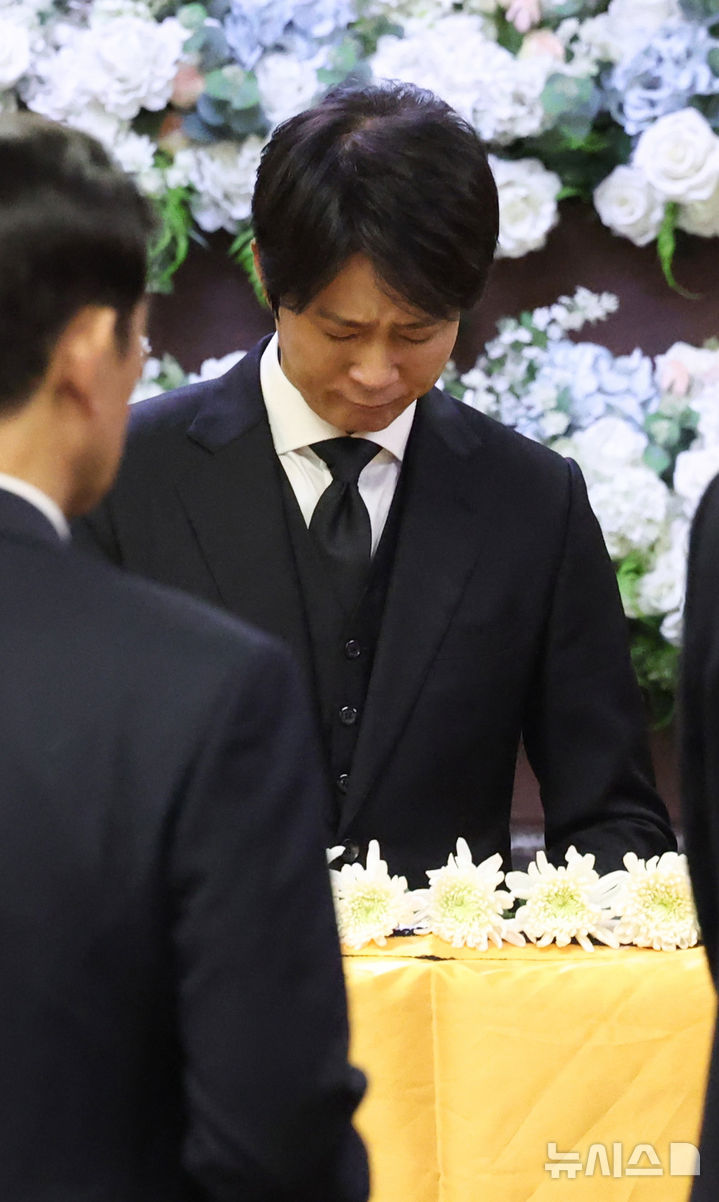 [서울=뉴시스] 김진아 기자 = 27일 오전 서울 송파구 아산병원 장례식장에서 엄수된 원로 배우 고(故) 이순재의 영결식에서 배우 최수종이 헌화하고 있다. (공동취재) 2025.11.27. photo@newsis.com