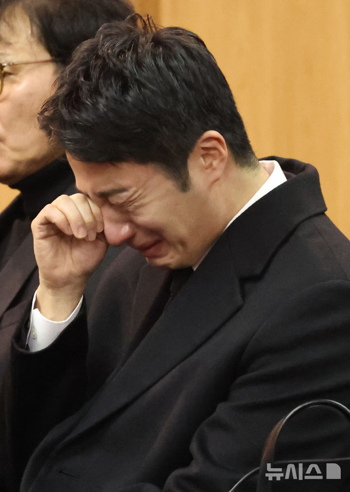 [서울=뉴시스] 김진아 기자 = 27일 오전 서울 송파구 아산병원 장례식장에서 엄수된 원로 배우 고(故) 이순재의 영결식에서 배우 정일우가 눈물을 흘리고 있다. (공동취재) 2025.11.27. photo@newsis.com