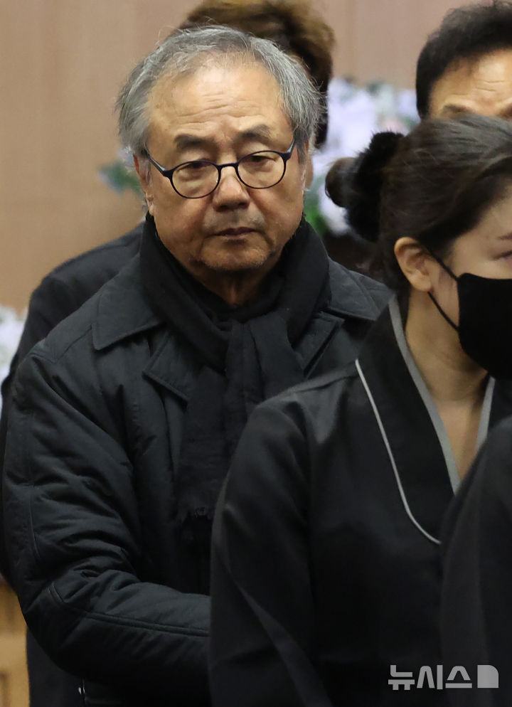 [서울=뉴시스] 김진아 기자 = 27일 오전 서울 송파구 아산병원 장례식장에서 엄수된 원로 배우 고(故) 이순재의 영결식에서 배우 정동환이 애도를 표하고 있다. (공동취재) 2025.11.27. photo@newsis.com