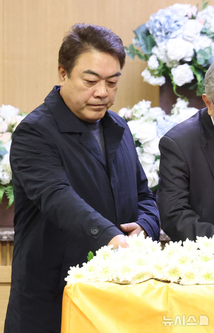 [서울=뉴시스] 김진아 기자 = 27일 오전 서울 송파구 아산병원 장례식장에서 엄수된 원로 배우 고(故) 이순재의 영결식에서 배우 이원종이 헌화하고 있다. (공동취재) 2025.11.27. photo@newsis.com