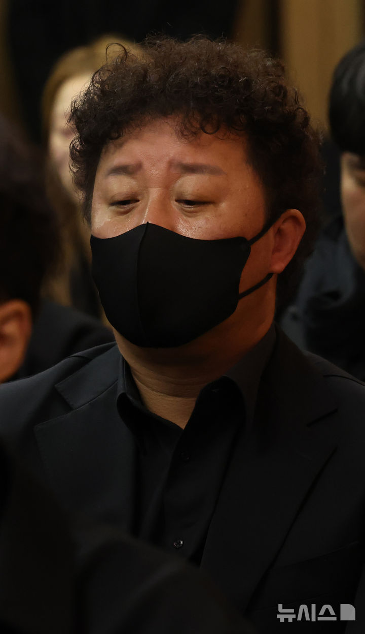 [서울=뉴시스] 김진아 기자 = 27일 오전 서울 송파구 아산병원 장례식장에서 엄수된 원로 배우 고(故) 이순재의 영결식에서 배우 정준하가 애도를 표하고 있다. (공동취재) 2025.11.27. photo@newsis.com