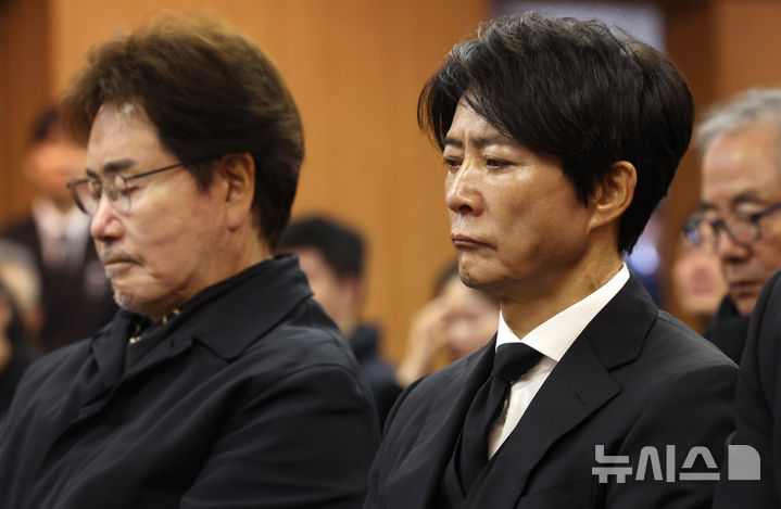 [서울=뉴시스] 김진아 기자 = 27일 오전 서울 송파구 아산병원 장례식장에서 엄수된 원로 배우 고(故) 이순재의 영결식에서 배우 유동근, 최수종이 애도를 표하고 있다. (공동취재) 2025.11.27. photo@newsis.com