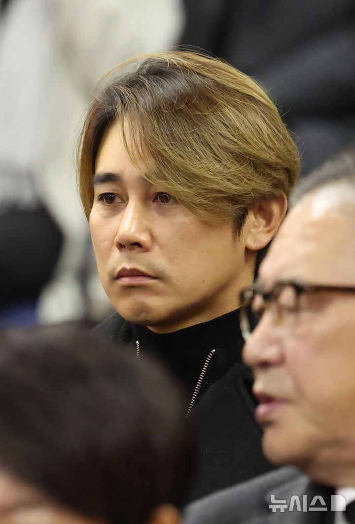 [서울=뉴시스] 김진아 기자 = 27일 오전 서울 송파구 아산병원 장례식장에서 엄수된 원로 배우 고(故) 이순재의 영결식에서 배우 정태우가 애도를 표하고 있다. (공동취재) 2025.11.27. photo@newsis.com