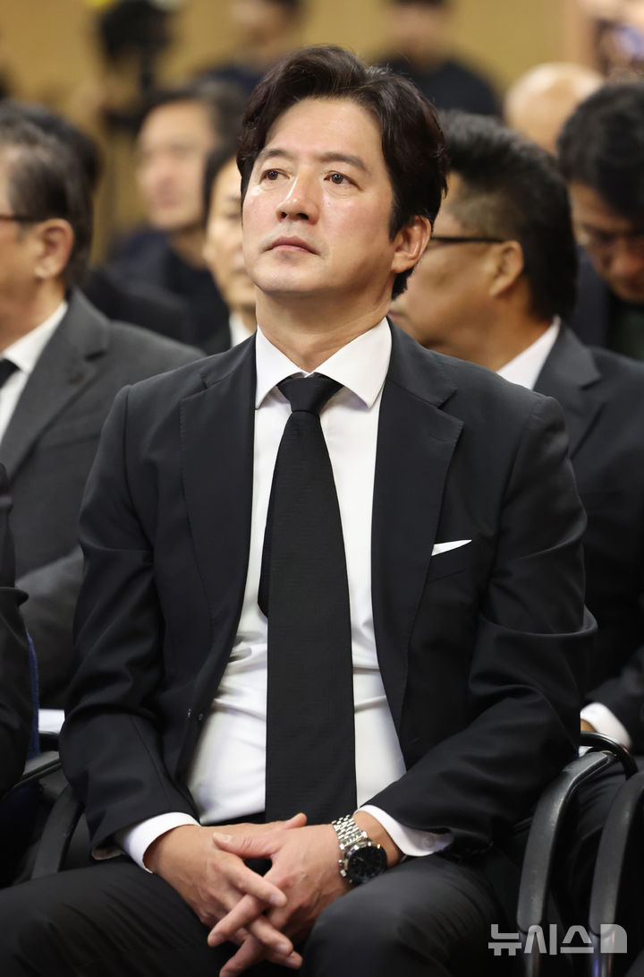 [서울=뉴시스] 김진아 기자 = 27일 오전 서울 송파구 아산병원 장례식장에서 엄수된 원로 배우 고(故) 이순재의 영결식에서 배우 정준호가 애도를 표하고 있다. (공동취재) 2025.11.27. photo@newsis.com