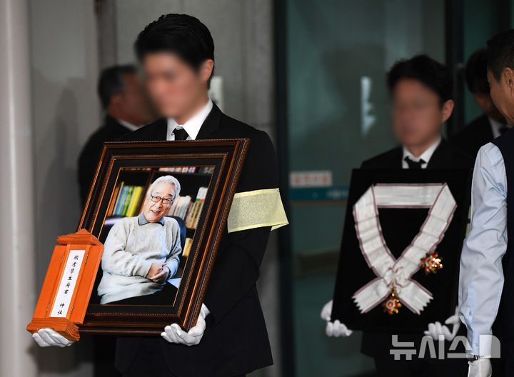 [서울=뉴시스] 김진아 기자 = 27일 오전 서울 송파구 아산병원 장례식장에서 원로배우 고(故) 이순재의 발인 엄수되고 있다. (공동취재) 2025.11.27. photo@newsis.com