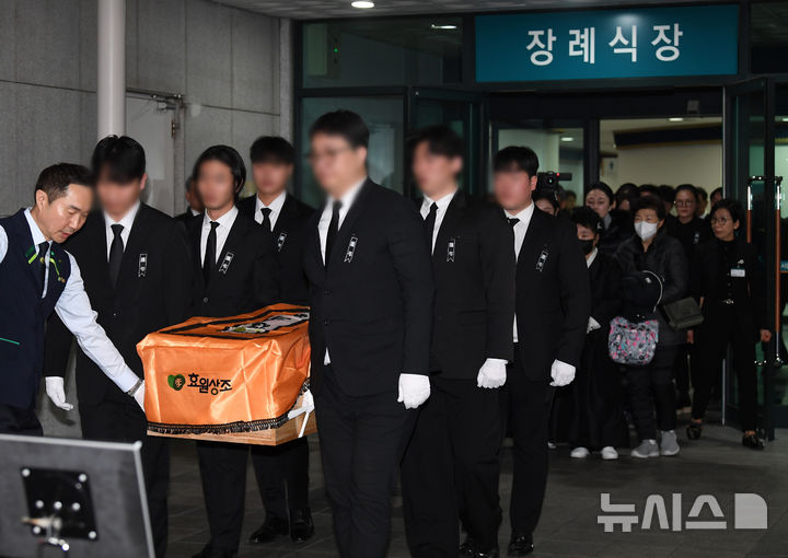 [서울=뉴시스] 김진아 기자 = 27일 오전 서울 송파구 아산병원 장례식장에서 원로배우 고(故) 이순재의 발인 엄수되고 있다. (공동취재) 2025.11.27. photo@newsis.com