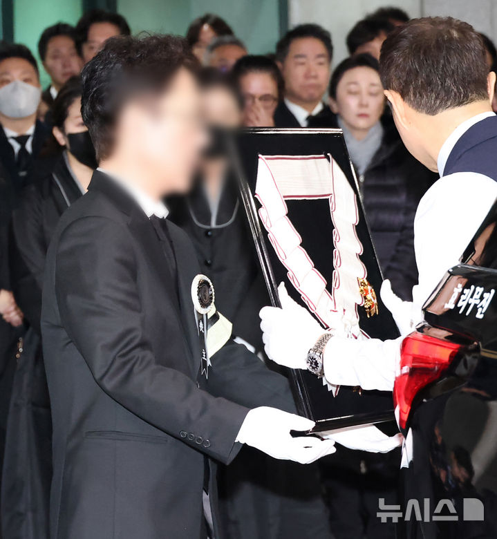 [서울=뉴시스] 김진아 기자 = 27일 오전 서울 송파구 아산병원 장례식장에서 원로배우 고(故) 이순재의 발인 엄수되고 있다. (공동취재) 2025.11.27. photo@newsis.com