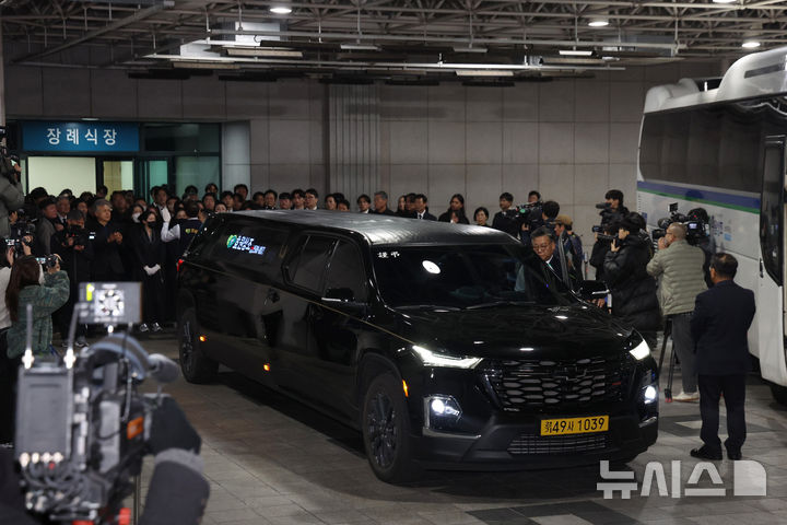 [서울=뉴시스] 김진아 기자 = 27일 오전 서울 송파구 아산병원 장례식장에서 원로 배우 고(故) 이순재의 발인 엄수되고 있다. (공동취재) 2025.11.27. photo@newsis.com