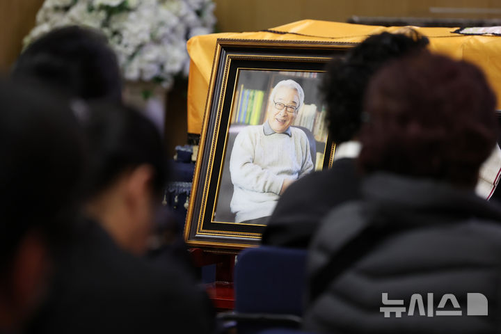 [서울=뉴시스] 김진아 기자 = 27일 오전 서울 송파구 아산병원 장례식장에서 원로 배우 고(故) 이순재의 영결식이 엄수되고 있다. (공동취재) 2025.11.27. photo@newsis.com