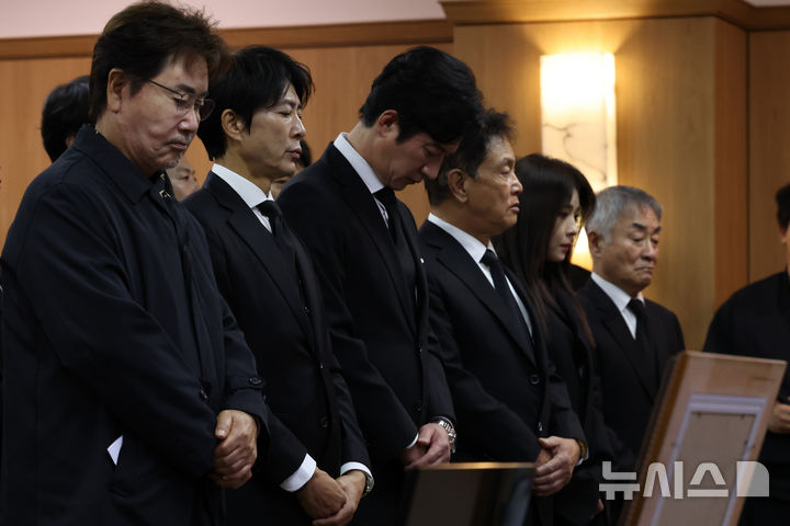 [서울=뉴시스] 김진아 기자 = 27일 오전 서울 송파구 아산병원 장례식장에서 엄수된 원로 배우 고(故) 이순재의 영결식에서 배우 유동근, 최수종, 정준호가 애도를 표하고 있다. (공동취재) 2025.11.27. photo@newsis.com