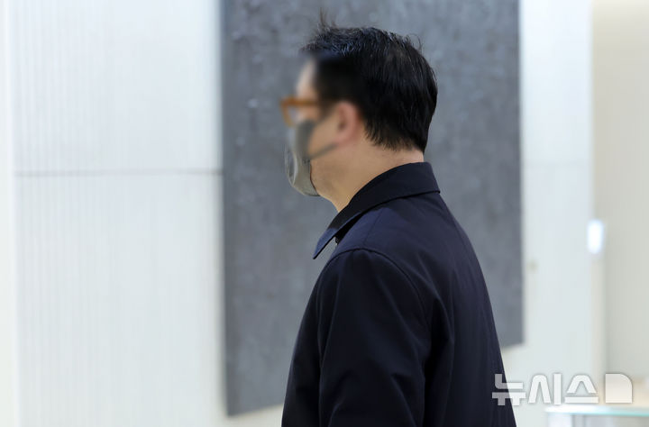 [서울=뉴시스] 홍효식 기자 = 윤석열 전 대통령 부인 김건희 여사의 오빠 김진우 씨가 27일 오전 서울 종로구 KT 광화문빌딩 웨스트에 마련된 김건희 여사 의혹을 수사하는 민중기 특별검사 사무실로 출석하고 있다. 2025.11.27. yesphoto@newsis.com