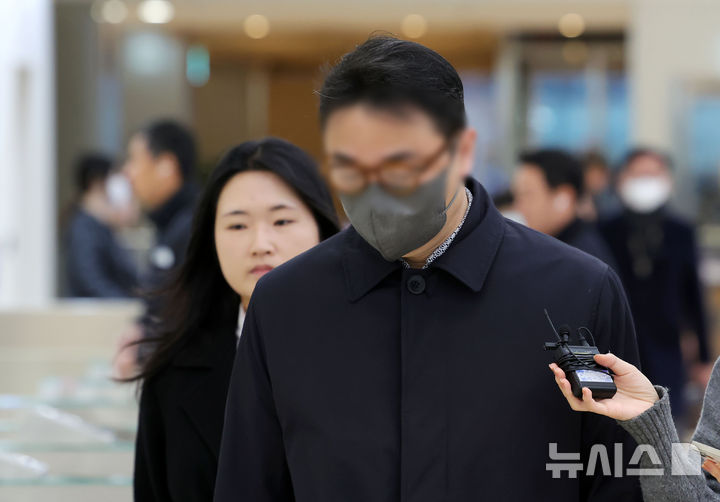 [서울=뉴시스] 홍효식 기자 = 윤석열 전 대통령 부인 김건희 여사의 오빠 김진우 씨가 27일 오전 서울 종로구 KT 광화문빌딩 웨스트에 마련된 김건희 여사 의혹을 수사하는 민중기 특별검사 사무실로 출석하고 있다. 2025.11.27. yesphoto@newsis.com