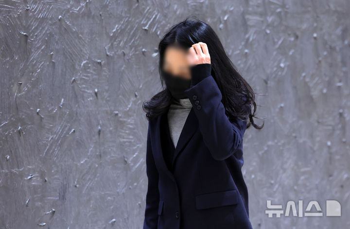 [서울=뉴시스] 홍효식 기자 = 윤석열 전 대통령 부인 김건희 여사의 오빠 김진우 씨 배우자 노 모 씨가 27일 오전 서울 종로구 KT 광화문빌딩 웨스트에 마련된 김건희 여사 의혹을 수사하는 민중기 특별검사 사무실로 출석하고 있다. 2025.11.27. yesphoto@newsis.com