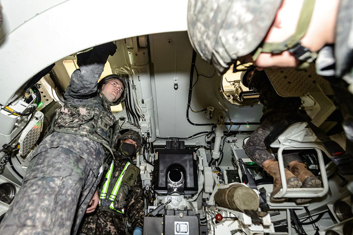 [서울=뉴시스] 육군은 지난 12일부터 진행된 2025-4기 육군 국제과정(K-AIC)을 성공적으로 마쳤다고 27일 밝혔다.육군은 지난해부터 K2전차·K9자주포·천무·수리온 등 다양한 K-무기체계와 교육·훈련체계의 우수성을 알리고, 방산 협력 확대와 초급간부 글로벌 리더 육성을 위해 국제과정을 운영하고 있다. 사진은 국제과정에 참가한 외국군이 포병학교에서 진행된 K9자주포 실습 간 장비를 조작하고 있는 모습. (사진=육군 제공) 2025.11.27. photo@newsis.com *재판매 및 DB 금지