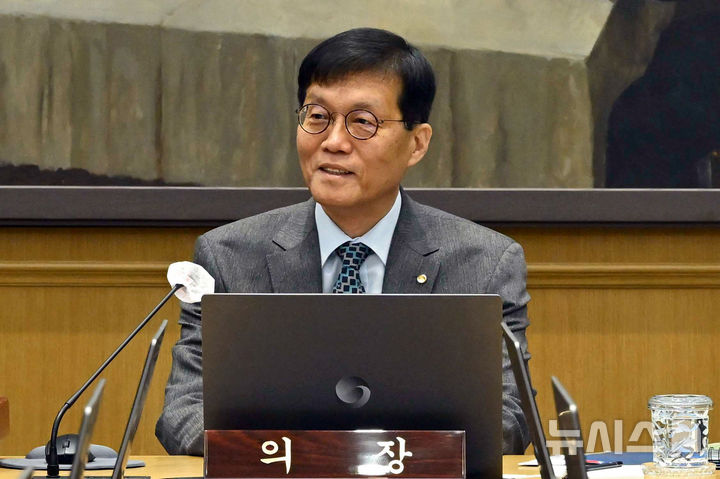 [서울=뉴시스] 김진아 기자 = 이창용 한국은행 총재가 27일 오전 서울 중구 한국은행 본관에서 열린 금융통화위원회 본회의에 참석해 있다. (공동취재) 2025.11.27. photo@newsis.com