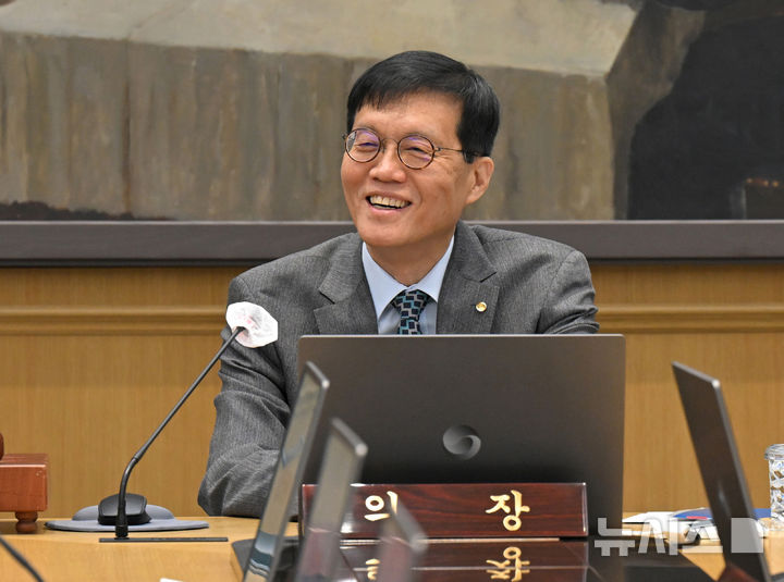 [서울=뉴시스] 김진아 기자 = 이창용 한국은행 총재가 27일 오전 서울 중구 한국은행 본관에서 열린 금융통화위원회 본회의에서 위원들과 대화하고 있다. (공동취재) 2025.11.27. photo@newsis.com