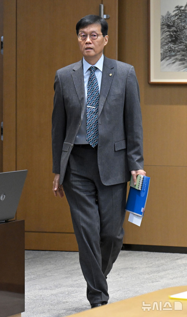 [서울=뉴시스] 김진아 기자 = 이창용 한국은행 총재가 27일 오전 서울 중구 한국은행 본관에서 열린 금융통화위원회 본회의에 참석하고 있다. (공동취재) 2025.11.27. photo@newsis.com