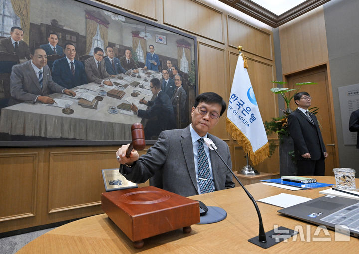 [서울=뉴시스] 김진아 기자 = 이창용 한국은행 총재가 27일 오전 서울 중구 한국은행 본관에서 열린 금융통화위원회 본회의에서 의사봉을 두드리고 있다. (공동취재) 2025.11.27. photo@newsis.com