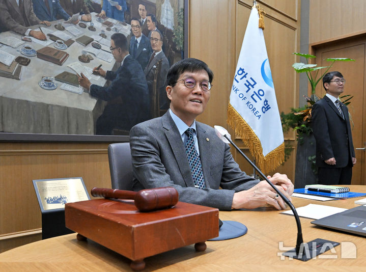 [서울=뉴시스] 김진아 기자 = 이창용 한국은행 총재가 27일 오전 서울 중구 한국은행 본관에서 열린 금융통화위원회 본회의를 주재하고 있다. (공동취재) 2025.11.27. photo@newsis.com