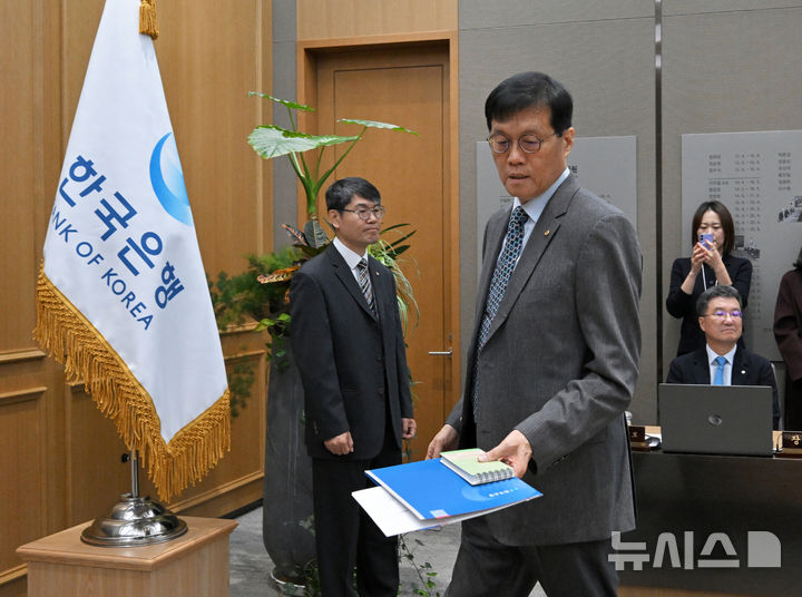 [서울=뉴시스] 김진아 기자 = 이창용 한국은행 총재가 27일 오전 서울 중구 한국은행 본관에서 열린 금융통화위원회 본회의에 참석하고 있다. (공동취재) 2025.11.27. photo@newsis.com