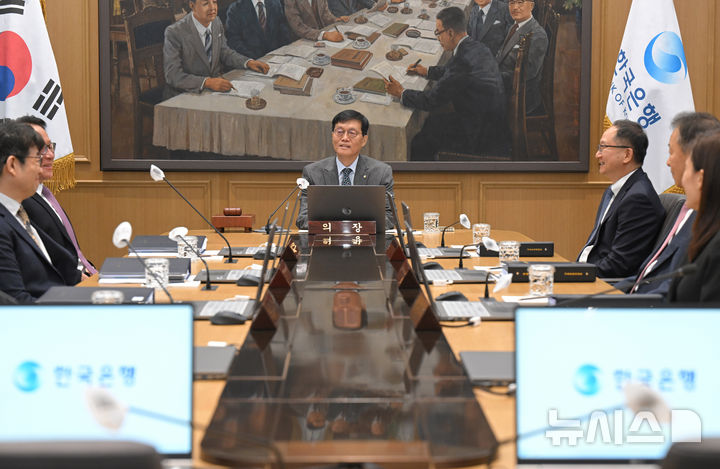 [서울=뉴시스] 김진아 기자 = 이창용 한국은행 총재가 27일 오전 서울 중구 한국은행 본관에서 열린 금융통화위원회 본회의를 주재하고 있다. (공동취재) 2025.11.27. photo@newsis.com