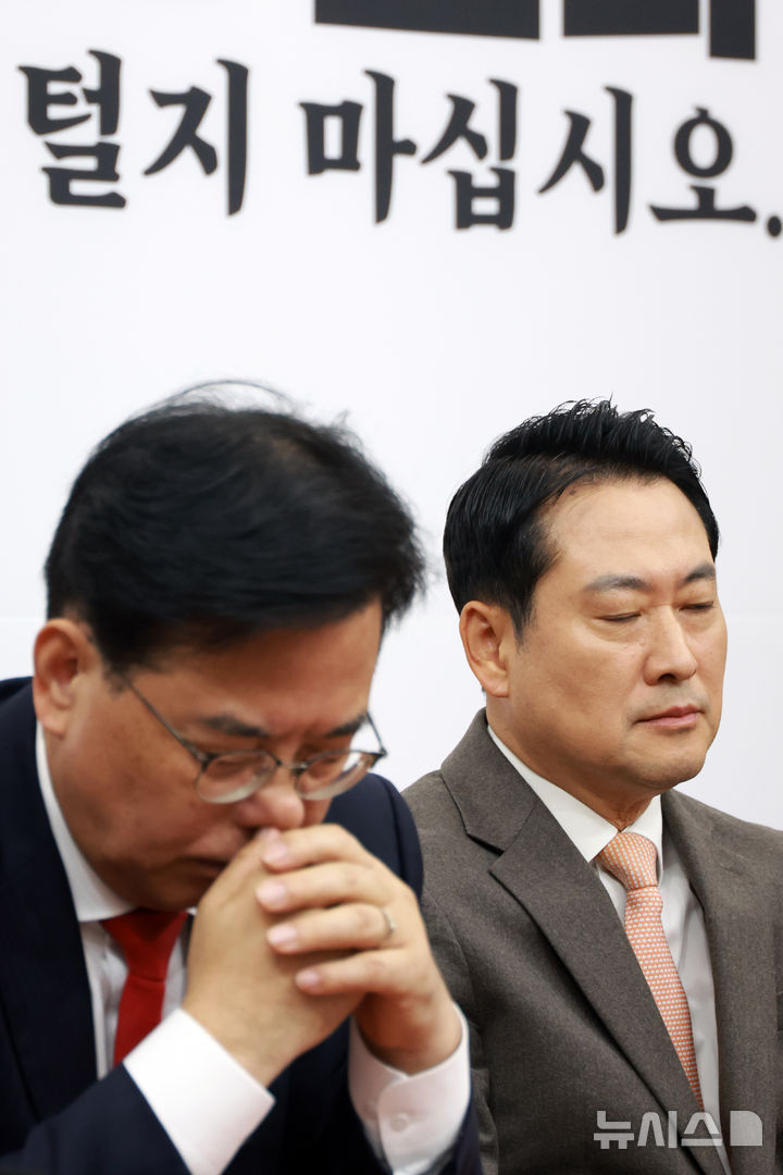 [서울=뉴시스] 고승민 기자 = 장동혁 국민의힘 대표와 송언석 원내대표가 27일 서울 여의도 국회에서 열린 최고위원회의에서 최고위원들의 발언을 들으며 생각에 잠겨 있다. 2025.11.27. kkssmm99@newsis.com