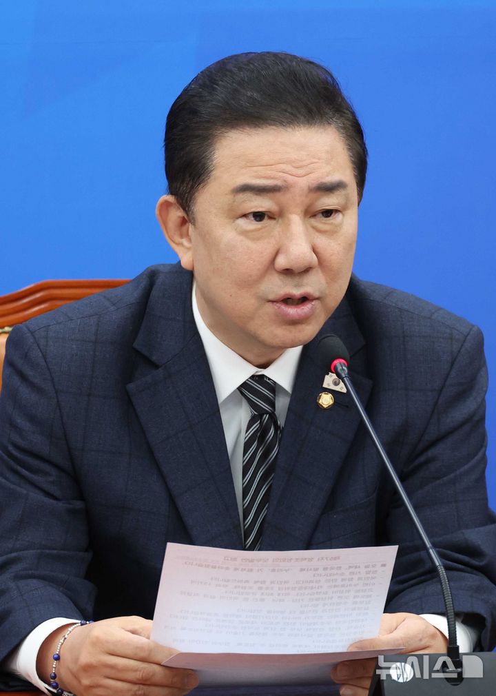 [서울=뉴시스] 조성봉 기자= 김병기 더불어민주당 원내대표가 27일 오전 서울 여의도 국회에서 열린 정책조정회의에서 발언을 하고 있다. 2025.11.27. suncho21@newsis.com