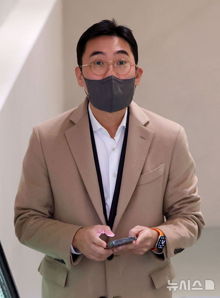 [서울=뉴시스] 홍효식 기자 = '김건희 집사 게이트' 사건의 키맨으로 지목된 조영탁 IMS모빌리티 대표가 27일 오전 서울 종로구 KT 광화문빌딩 웨스트에 마련된 김건희 여사 의혹을 수사하는 민중기 특별검사 사무실로 출석하고 있다. 2025.11.27. yesphoto@newsis.com