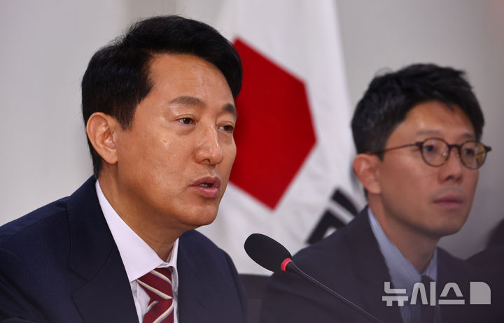 [서울=뉴시스] 김명년 기자 = 오세훈 서울시장이 지난 11월 27일 서울 여의도 국회 의원회관에서 열린 국민의힘 서울시당 주거사다리정상화특별위원회 정책토론회에서 발언하고 있다. 2025.11.27. kmn@newsis.com