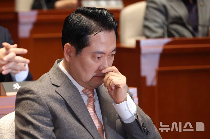 [서울=뉴시스] 조성봉 기자= 장동혁 국민의힘 대표가 27일 오전 서울 여의도 국회에서 열린 의원총회에서 잠시 생각에 잠겨 있다. 2025.11.27. suncho21@newsis.com